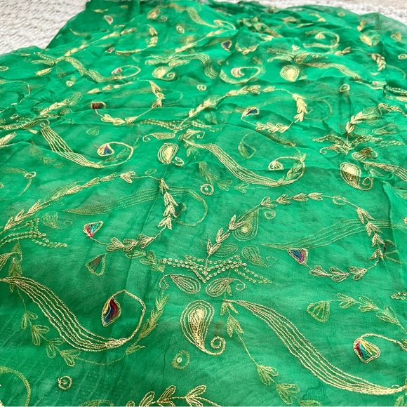 Vintage green embroidered Indian Scarf - Picture 2 of 3